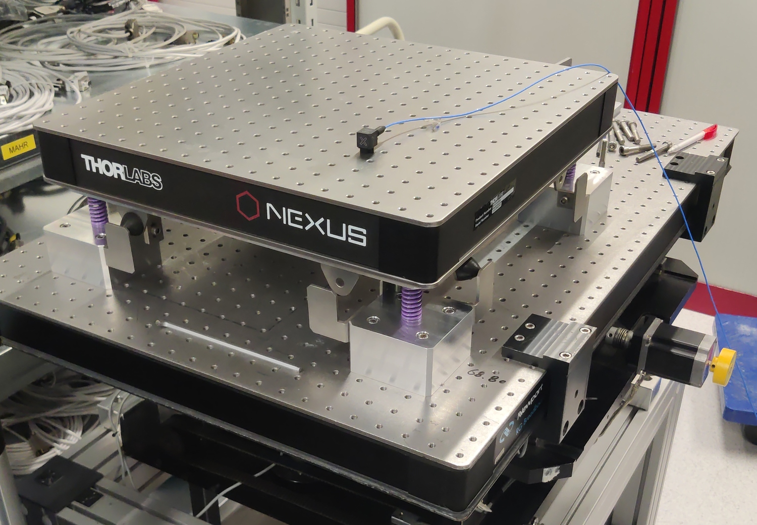 /tdehaeze/phd-test-bench-nano-hexapod/media/branch/master/figs/test_nhexa_suspended_table.jpg