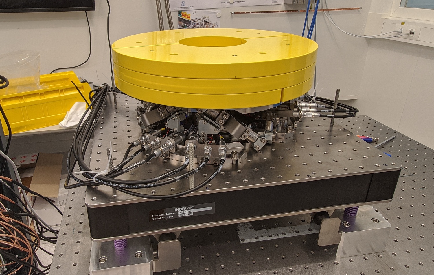 /tdehaeze/phd-test-bench-nano-hexapod/media/branch/master/figs/test_nhexa_table_mass_3.jpg