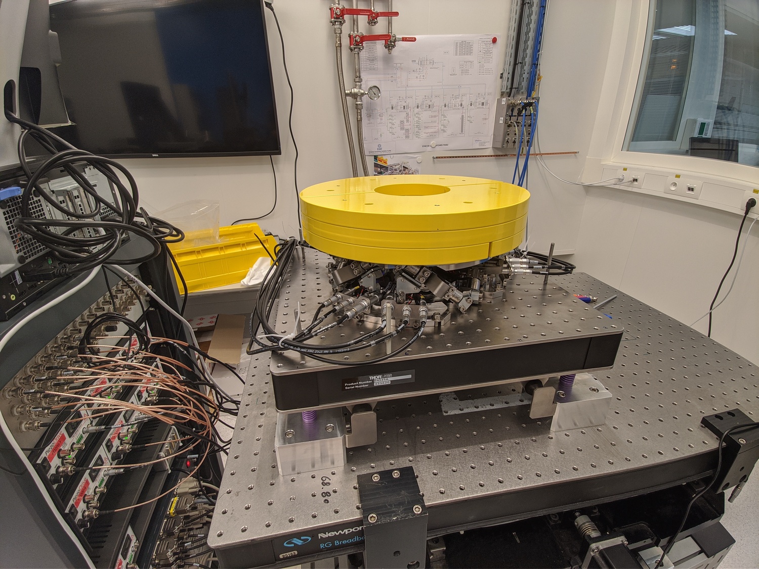 /tdehaeze/phd-test-bench-nano-hexapod/media/commit/6e2341f2aa2a2f31610dc1a78ec0b05a31ed9e08/figs/test_nhexa_picture_added_3_masses.jpg