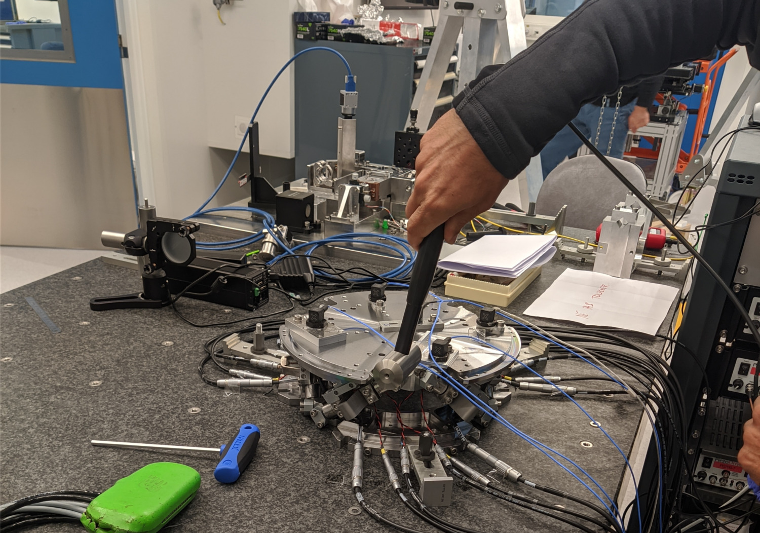 /tdehaeze/phd-test-bench-nano-hexapod/media/commit/c8658916c53e2e361e87ab7f1f916f2b0c2ebbb0/figs/test_nhexa_hammer_excitation_compliance_meas.jpg