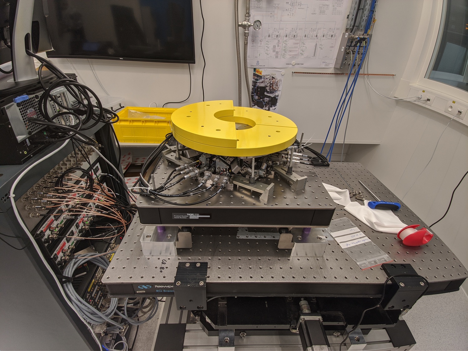 /tdehaeze/phd-test-bench-nano-hexapod/media/commit/c8658916c53e2e361e87ab7f1f916f2b0c2ebbb0/figs/test_nhexa_picture_unbalanced_payload.jpg