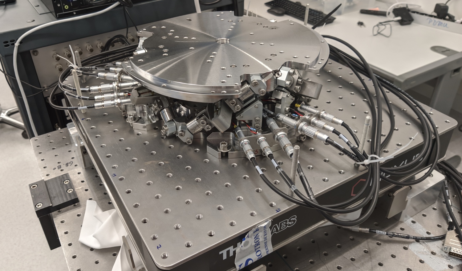 /tdehaeze/phd-test-bench-nano-hexapod/media/commit/fa7cb8c66f4eb47596ee995f03d1421b5504536a/figs/test_nhexa_hexa_suspended_table.jpg