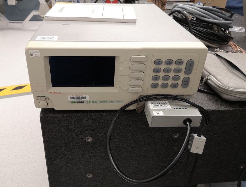 /tdehaeze/phd-thesis/media/commit/6f265dc35dfd8b66579c1747978acecf82f55d7b/figs/test_apa_lcr_meter.jpg