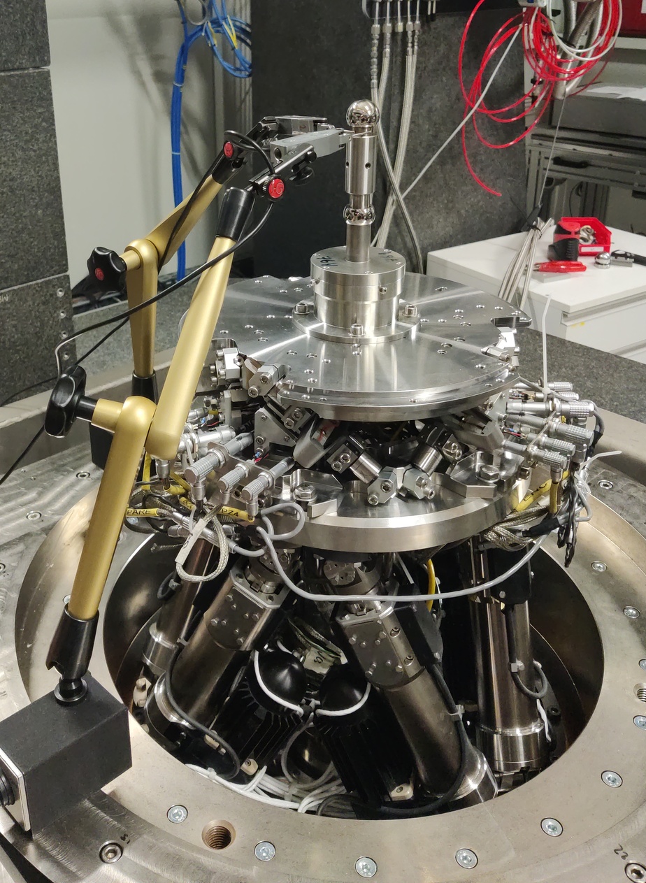 /tdehaeze/phd-thesis/media/commit/6f265dc35dfd8b66579c1747978acecf82f55d7b/figs/test_id31_align_top_sphere_comparators.jpg