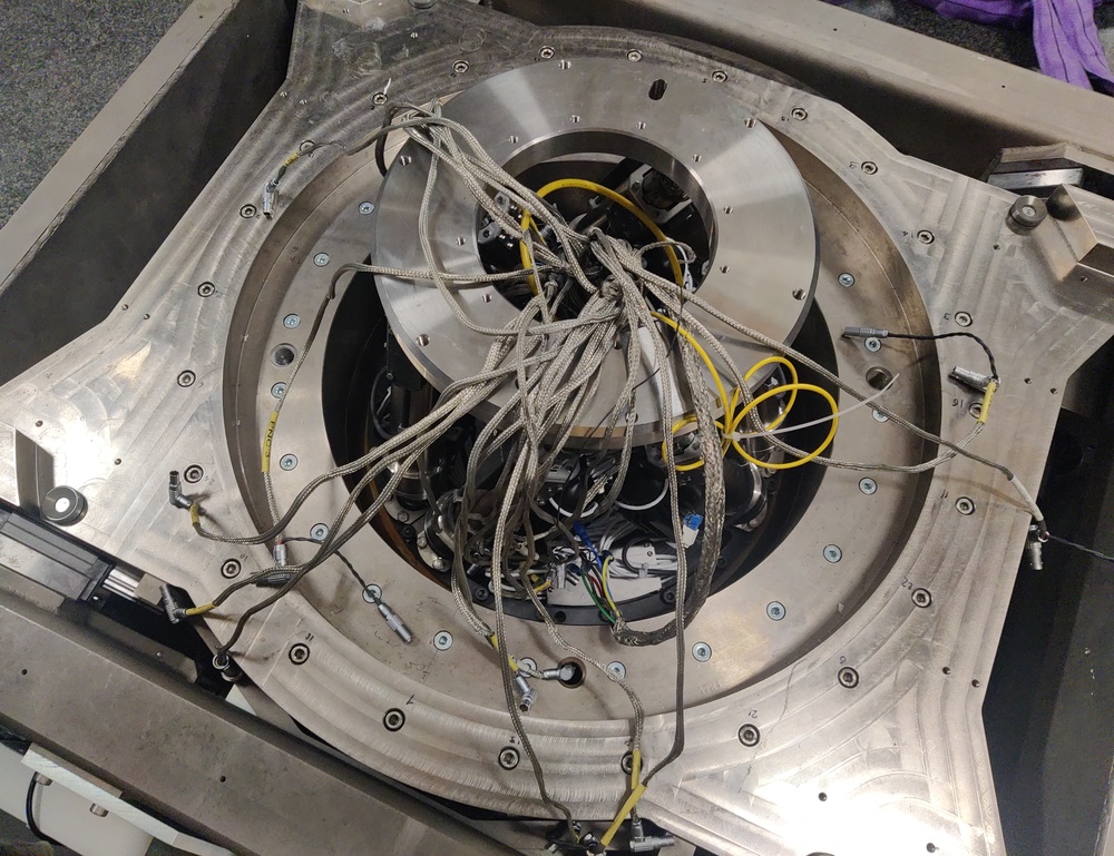 /tdehaeze/phd-thesis/media/commit/87fe12e86e42612df023b3bc34288c22e7a4ffab/figs/test_id31_micro_station_cables.jpg